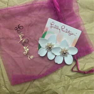 Lilly Pulitzer white dangle flower daisy romantic earrings gold luxury vacation